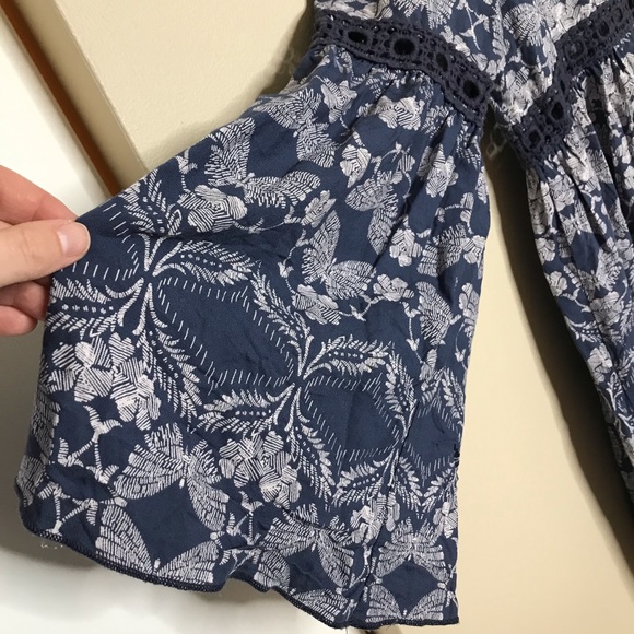 PATRONS OF PEACE Bell sleeved Tunic Peace Cutout - Picture 3 of 8